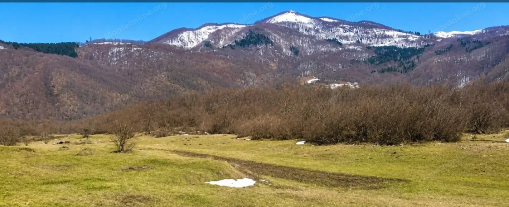 Pogled na planinske vrhove i prirodno okruženje.
