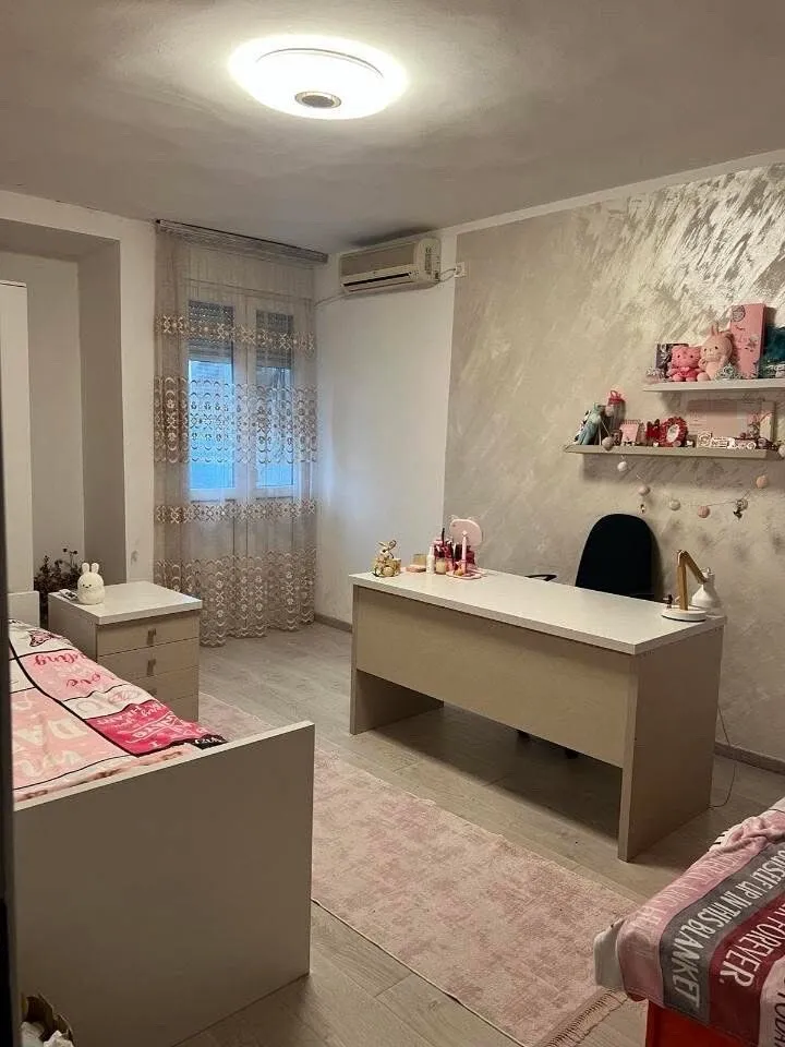 Izdavanje, dvosoban stan, 100m², Pejton, Podgorica