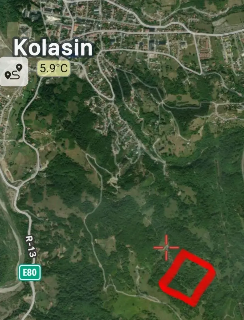 Satelitski snimak terena sa označenom lokacijom parcele u Kolašinu.