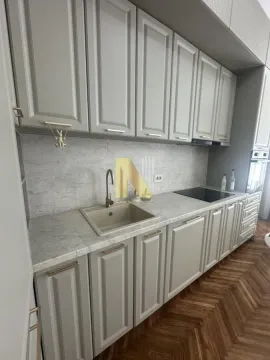 Moderna kuhinja sa sivim elementima i mermernom radnom površinom. - image 15