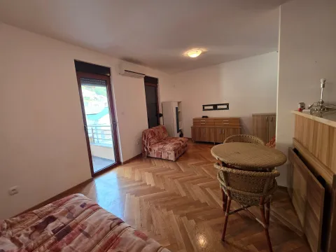 Dnevna soba sa drvenim podom, trpezarijskim stolom i izlazom na terasu. - image 10