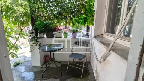 Manja natkrivena terasa sa stolom, stolicama i ukrasnim biljem. - image 4