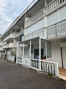 Spoljašnji izgled višespratne stambene zgrade sa terasama i ogradom. - image 6