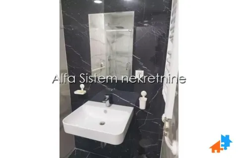 Moderno kupatilo sa umivaonikom i crnim zidnim pločicama. - image 13