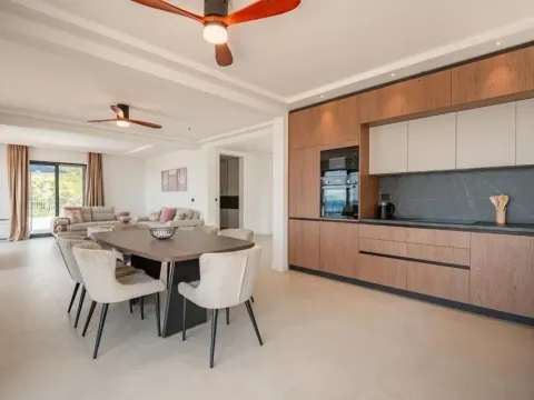 Izdavanje, kuća, 318m², Reževići, Budva - image 20