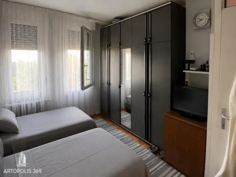 Spavaća soba sa dva kreveta, velikim plakarom i televizorom. - image 11