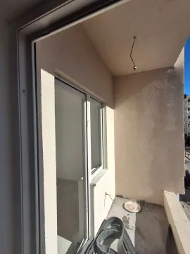 Manji nenamješten balkon sa završnom fasadom i balkonskim vratima. - image 5