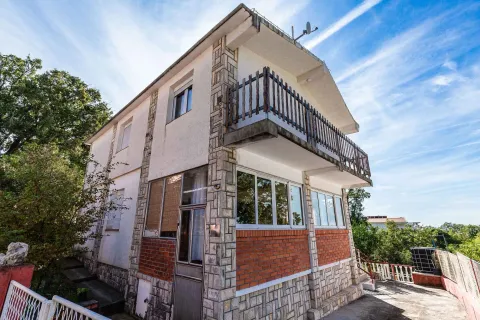 Eksterijer dvospratne kuće sa balkonom i kamenim detaljima. - image 5
