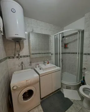 Manje kupatilo sa tuš kabinom, umivaonikom, veš mašinom i bojlerom. - image 10