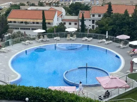 Rent, one bedroom apartment, 70m², Bečići, Budva - image 2