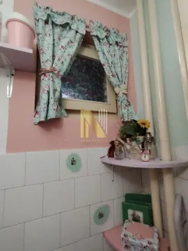Manje kupatilo sa prozorom, roze zidovima i keramičkim pločicama. - image 13