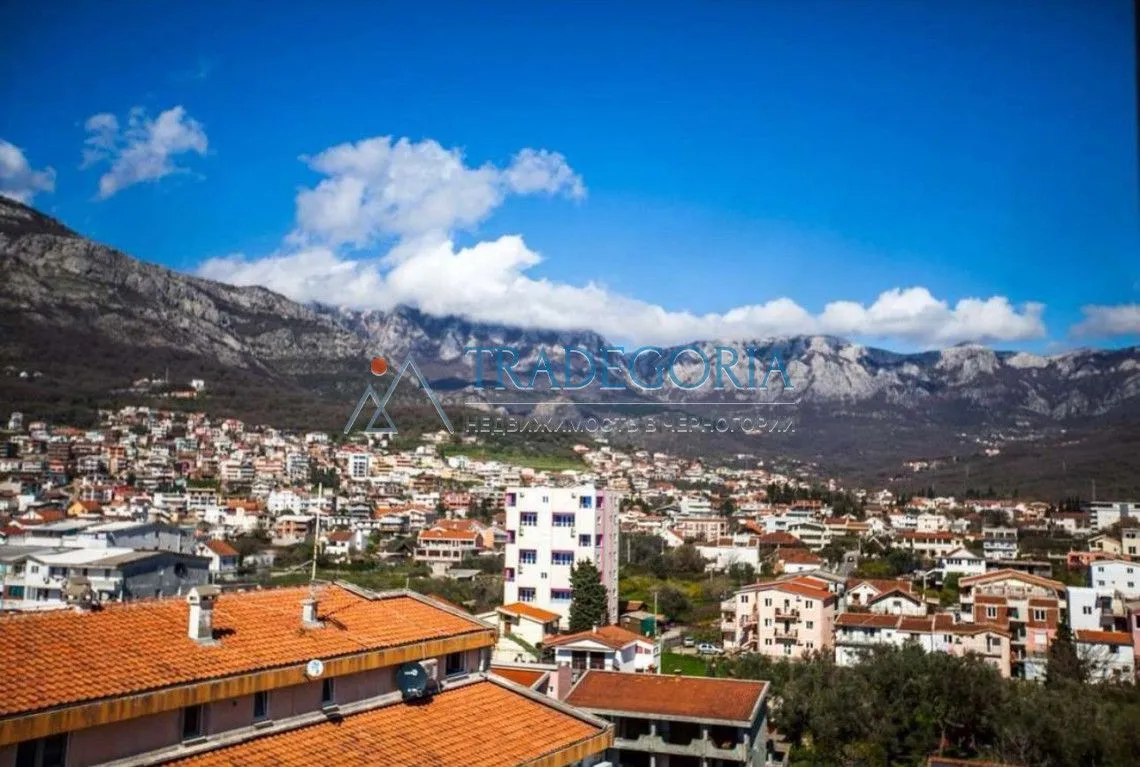 Pogled sa nekretnine na grad i planine.