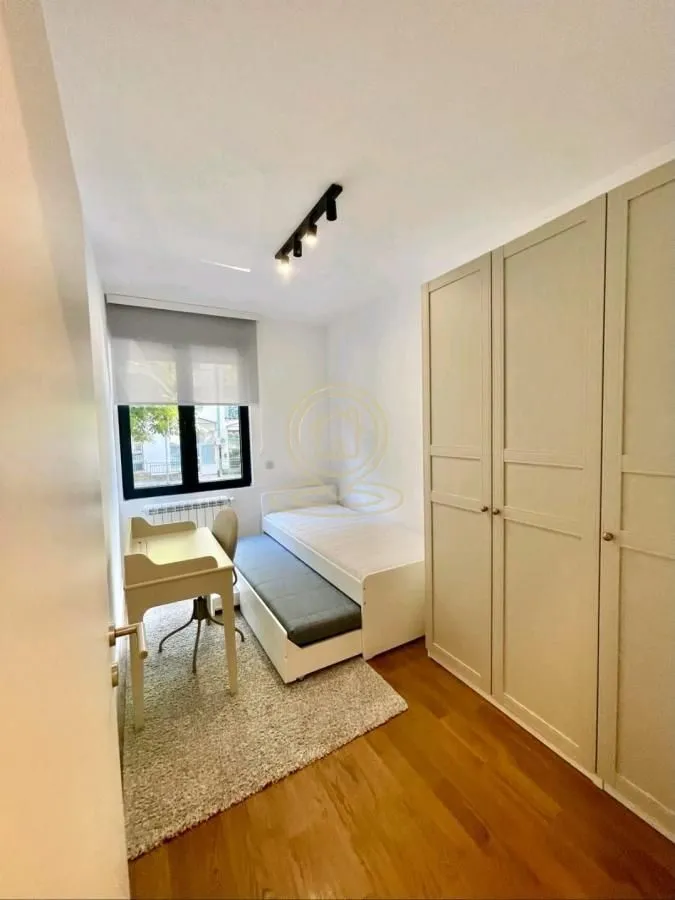 Rent, three bedroom apartment, 61m², Crveni Krst, Beograd