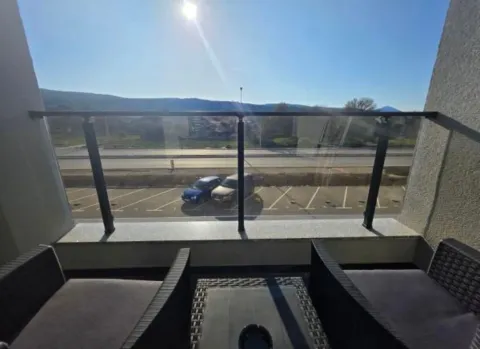 Pogled sa terase na parking i okolni pejzaž. - image 12