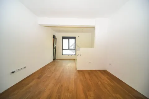 Prazna soba sa bijelim zidovima i drvenim podom. - image 31