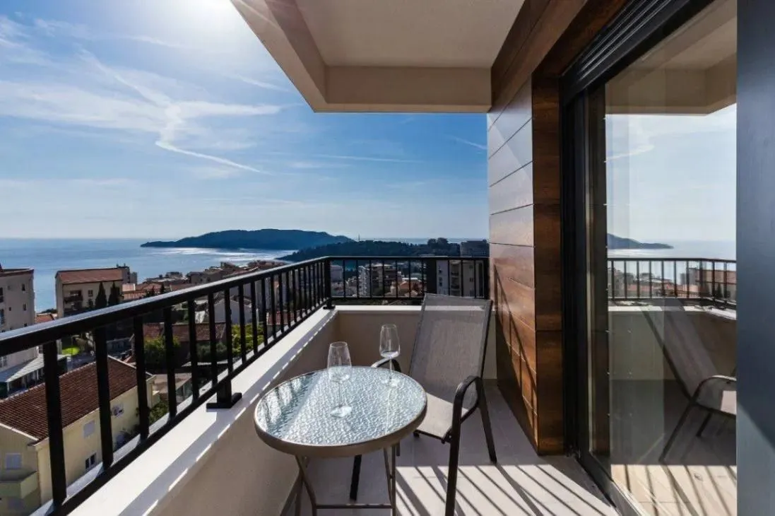 Rent, two bedroom apartment, 65m², Bečići, Budva