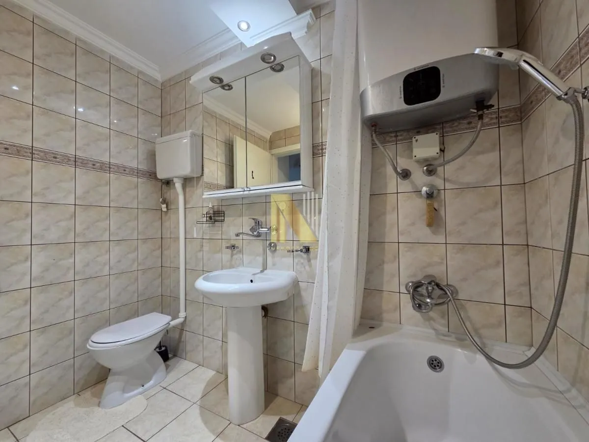 Izdavanje, trosoban stan, 86m², Centar, Novi Sad