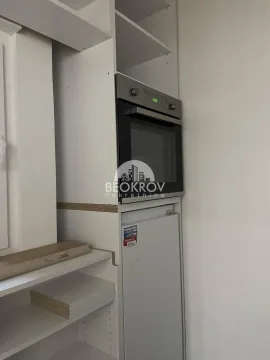 Beli kuhinjski elementi sa ugrađenom rernom. - image 16