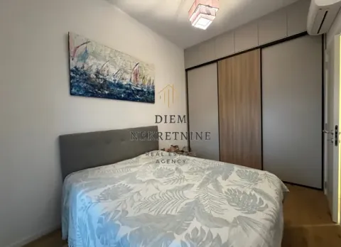 Namještena spavaća soba sa bračnim krevetom i ugradnim plakarom. - image 10