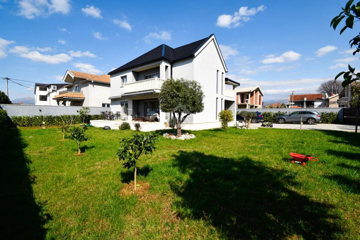 Prodaja, kuća, 220m², Gornja Gorica, Podgorica