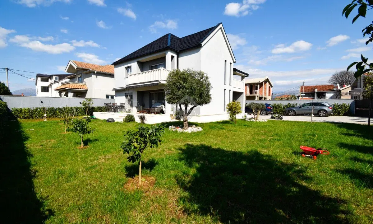 Sale, house, 220m², Gornja Gorica, Podgorica
