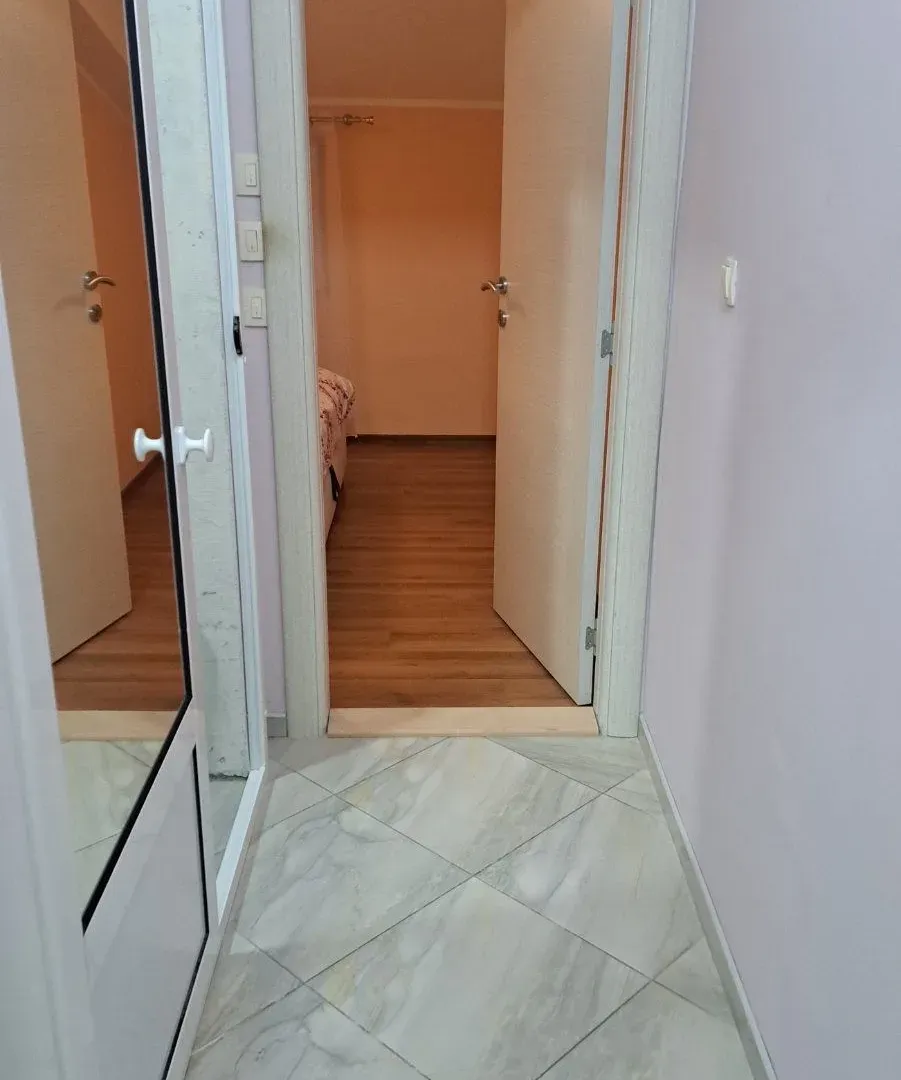 Izdavanje, trosoban stan, 106m², Tivat, Crna Gora