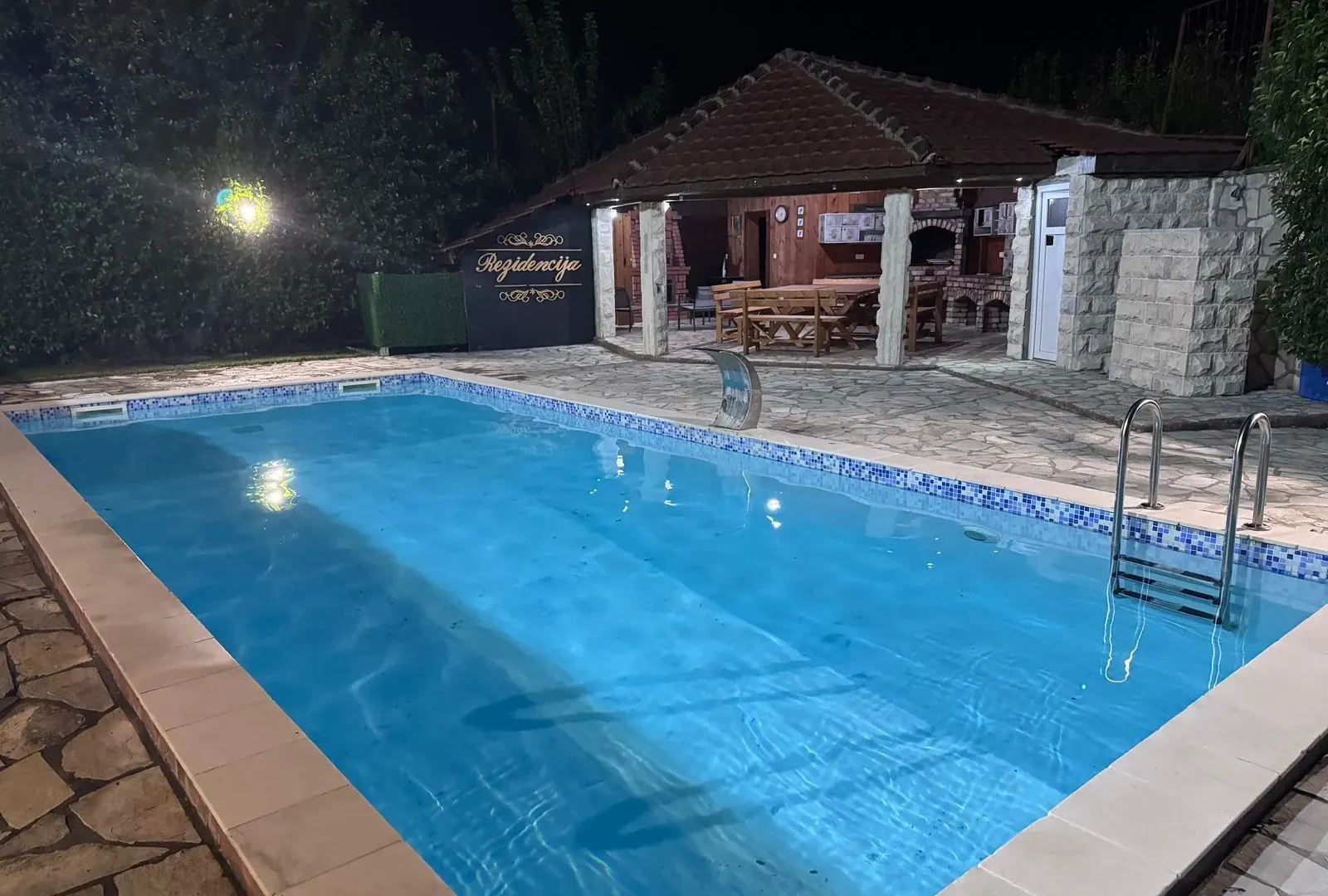 Izdavanje, kuća, 330m², Golubovci, Podgorica