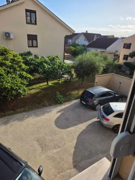 View from the window of the yard and surrounding houses. - image 9