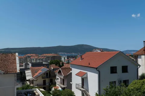 Pogled na okolne krovove kuća i brda u daljini. - image 23