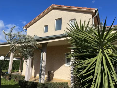 Spoljašnjost dvospratne kuće sa uređenim dvorištem i mediteranskim biljkama. - image 6