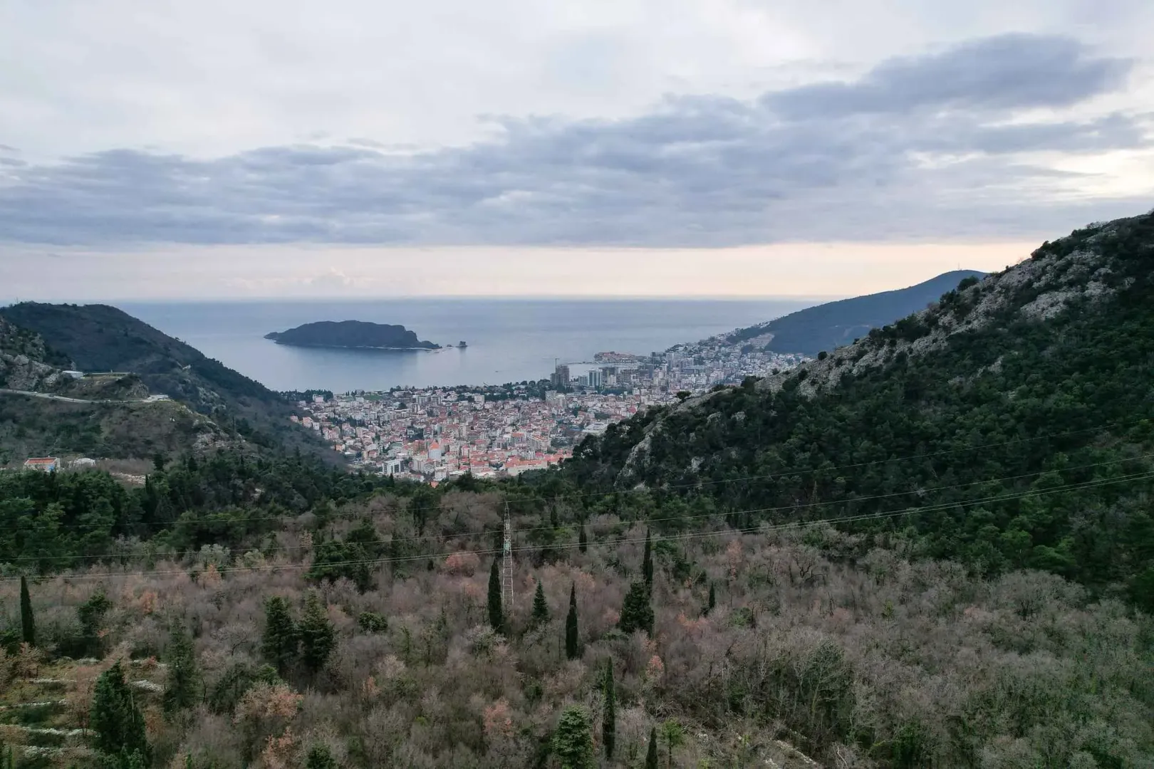 Panoramski pogled na grad i more.