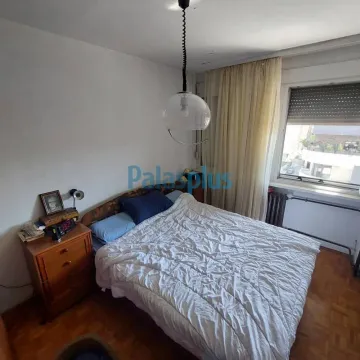 Spavaća soba sa bračnim krevetom, noćnim ormarićem i prozorom. - image 6