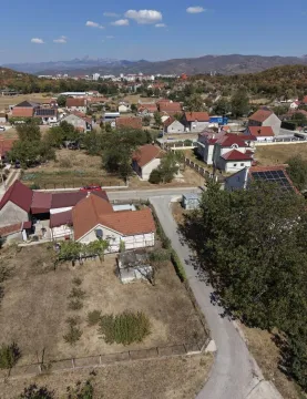Pogled iz vazduha na prigradsko naselje sa porodičnim kućama i zelenilom. - image 3