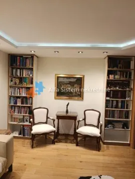 Dnevna soba sa bibliotekom i garniturom za sedenje. - image 4