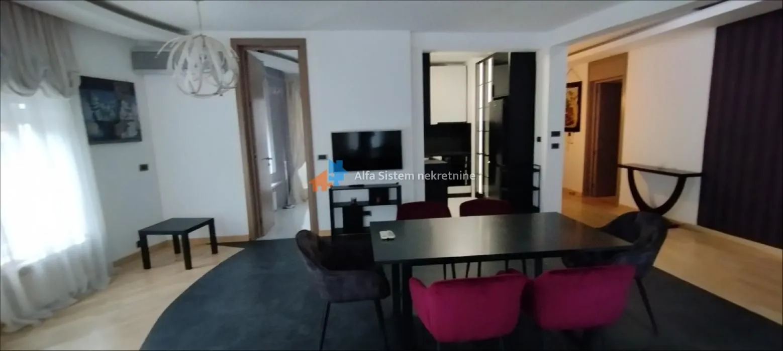 Dnevna soba sa trpezarijom i modernim nameštajem.