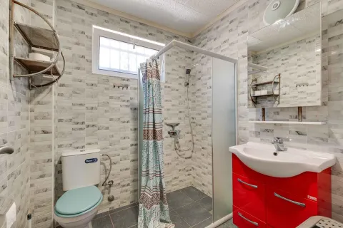 Kompaktno kupatilo sa tuš kabinom, umivaonikom i toaletom. - image 22