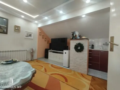 Dnevna soba sa trpezarijom i otvorenim delom prema kuhinji. - image 6