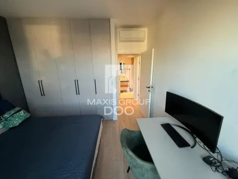 Nameštena spavaća soba sa krevetom, ugradnim plakarom i radnim stolom. - image 5