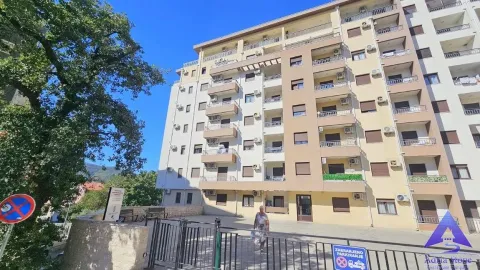 Pogled na spoljašnjost stambene zgrade sa ulazom i dvorištem. - image 4