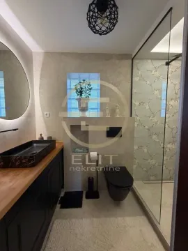 Moderno opremljeno kupatilo sa tuš kabinom, umivaonikom i wc šoljom. - image 19