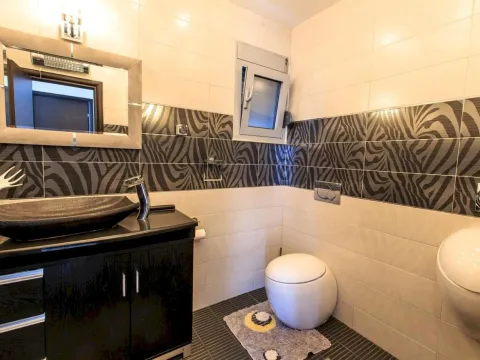 Izdavanje, kuća, 300m², Podkošljun, Budva - image 14