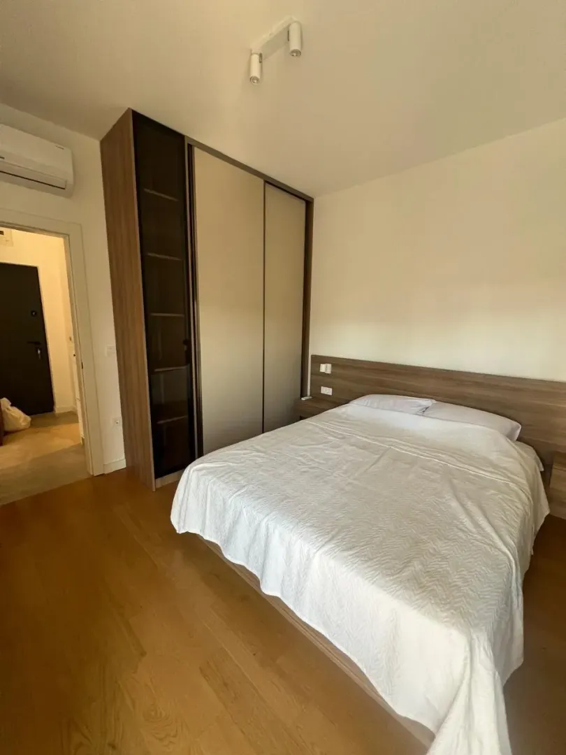 Furnished bedroom with a double bed and a built-in wardrobe.