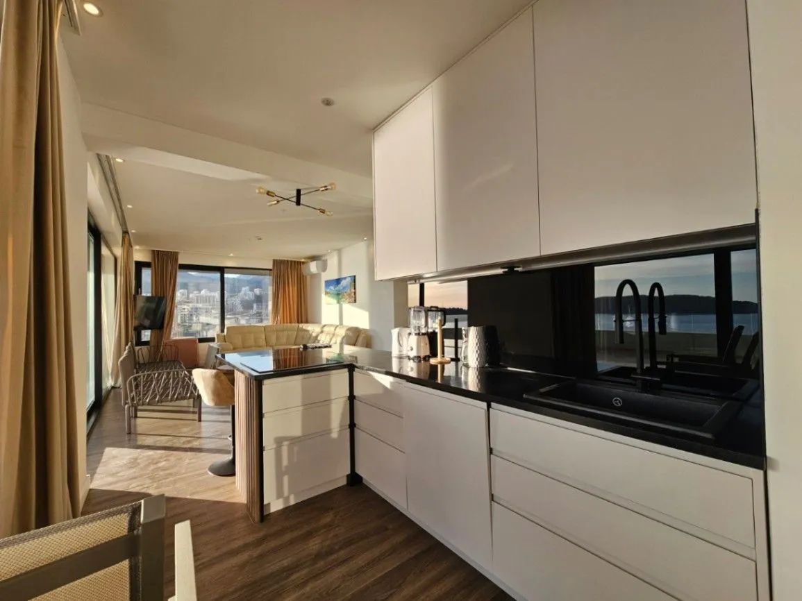 Prodaja, trosoban stan, 200m², Rafailovići, Budva