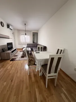 Dnevna soba sa trpezarijom i garniturom za sjedenje. - image 8