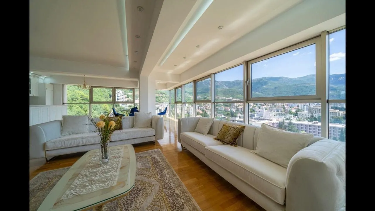 Izdavanje, trosoban stan, 150m², Bečići, Budva