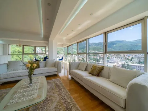 Izdavanje, trosoban stan, 150m², Bečići, Budva - image 2