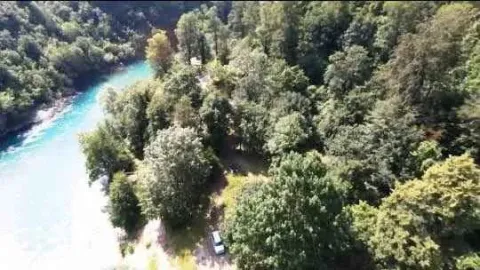 Pogled iz vazduha na šumovito imanje pored rijeke. - image 3