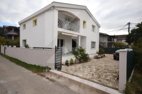 Pogled na spoljašnjost kuće sa dvorištem i ogradom. - image 2