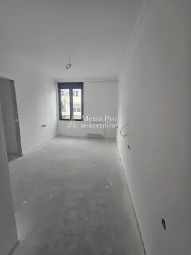 Prazna neuređena soba sa belim zidovima i prozorom. - image 11
