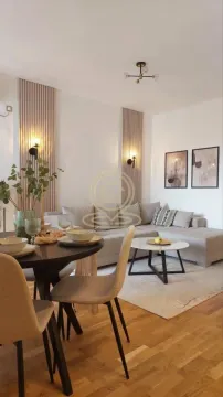 Dnevni boravak sa garniturom, trpezarijskim stolom i modernim zidnim oblogama. - image 11